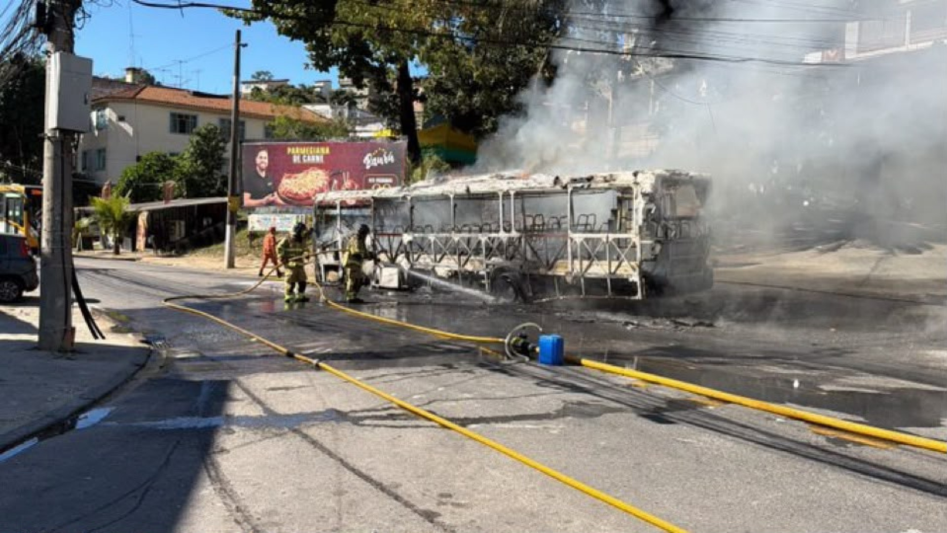 Ônibus pega fogo na Ilha do Governador